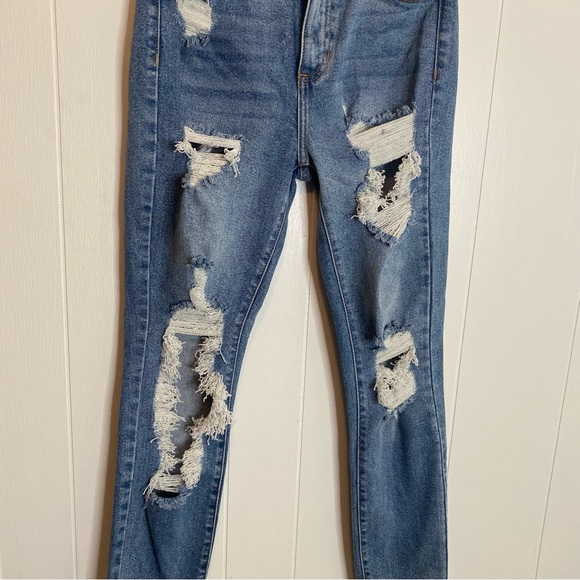 Cello Distressed Blue Wash Mom Skinny Jeans. Size 3 - Picture 6 of 8